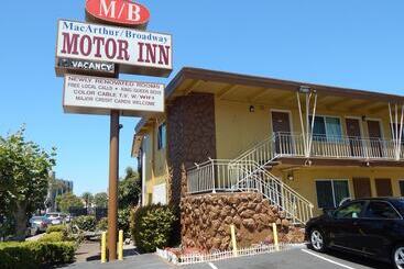 هتل M B Motor Inn