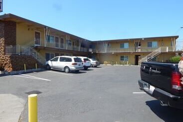 هتل M B Motor Inn