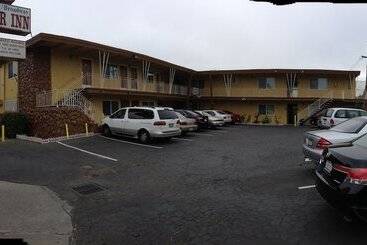 هتل M B Motor Inn