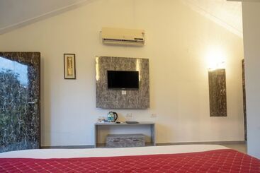 هتل Corbett Holiday Forest Resort
