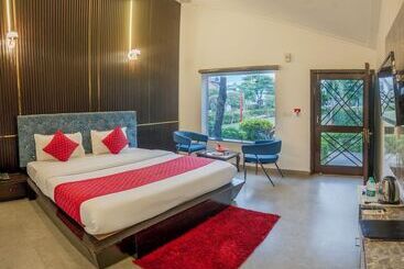 هتل Corbett Holiday Forest Resort