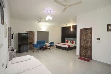 هتل Corbett Holiday Forest Resort