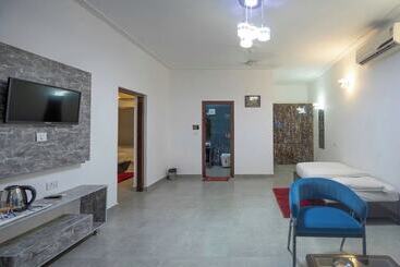 هتل Corbett Holiday Forest Resort