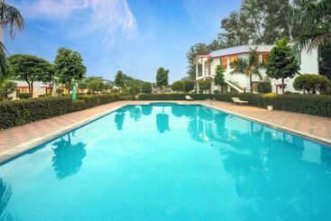 هتل Corbett Holiday Forest Resort