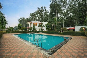 هتل Corbett Holiday Forest Resort