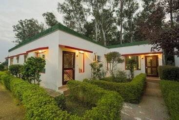 هتل Corbett Holiday Forest Resort