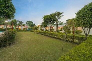 هتل Corbett Holiday Forest Resort