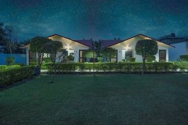هتل Corbett Holiday Forest Resort