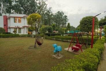 هتل Corbett Holiday Forest Resort