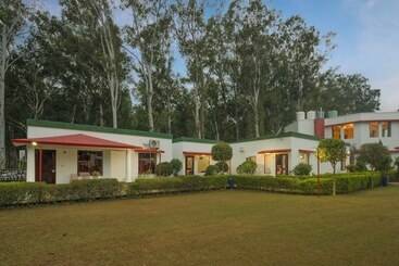 هتل Corbett Holiday Forest Resort