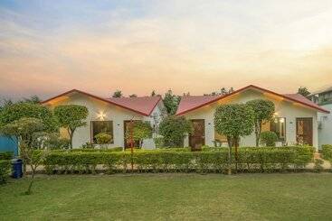 هتل Corbett Holiday Forest Resort