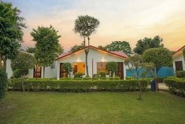 هتل Corbett Holiday Forest Resort