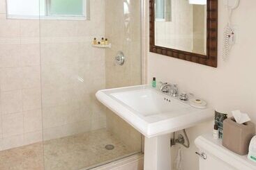 هتل The Grand Resort And Spa & Worthington All Male