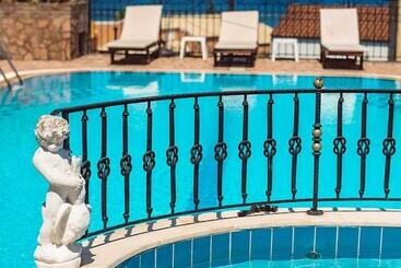 Avra Paradise Apart