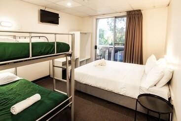 هتل Yha Adelaide Central