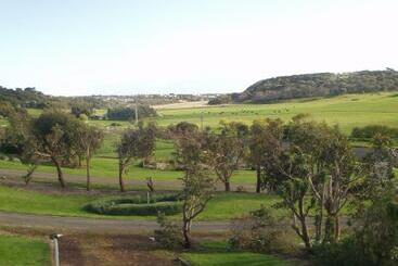 هتل Daysy Hill Country Cottages