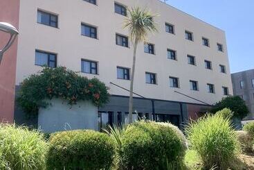 هتل Holiday Inn Express Marseille Airport, An Ihg