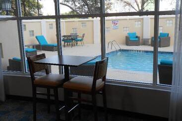 هتل Holiday Inn Express & Suites Houston Northwest Brookhollow, An Ihg