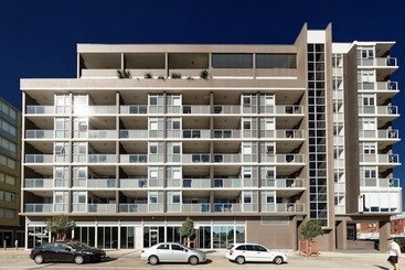 هتل Honeysuckle Executive Apartments