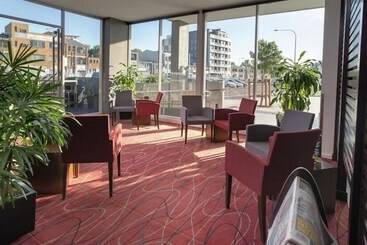 هتل Honeysuckle Executive Apartments