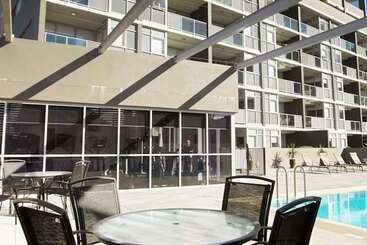 هتل Honeysuckle Executive Apartments
