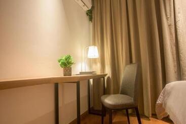 هتل Greentree Inn Express Hainan Haikou Haixiu Zhong Road