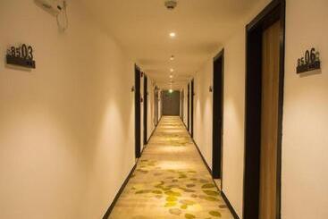 هتل Greentree Inn Express Hainan Haikou Haixiu Zhong Road