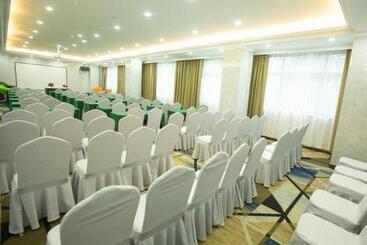هتل Greentree Inn Zhoukou Shenqiu Railway Station Zhaofeng Avenue