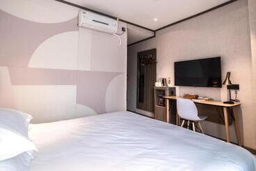 Hanting Hotel Zhuhai Xiangzhou Long Distance Bus Station