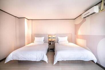 Hanting Hotel Zhuhai Xiangzhou Long Distance Bus Station