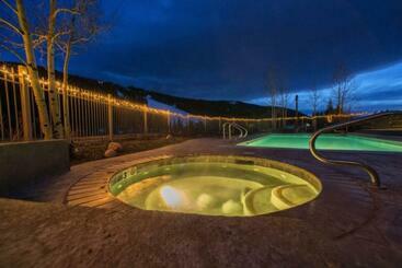 هتل Red Hawk Lodge 2200