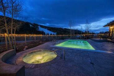 هتل Red Hawk Lodge 2200