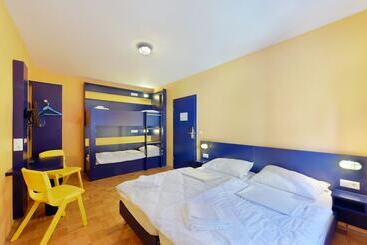 Отель Bed Nbudget City   Hostel