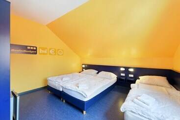 Отель Bed Nbudget City Hostel
