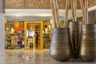 هتل Chateau Royal Beach Resort & Spa, Noumea