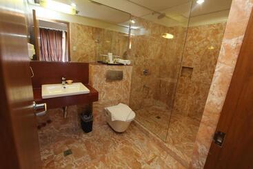 هتل Crown Regency Beach Resort