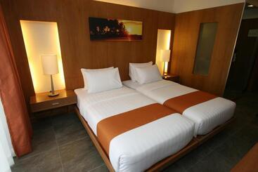 هتل Crown Regency Beach Resort