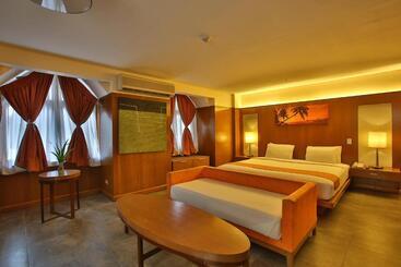 هتل Crown Regency Beach Resort