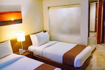 هتل Crown Regency Beach Resort