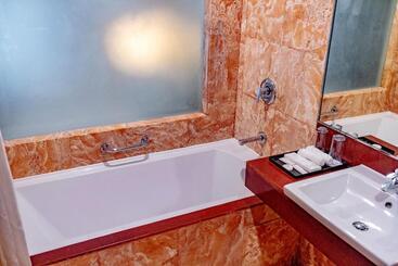 هتل Crown Regency Beach Resort