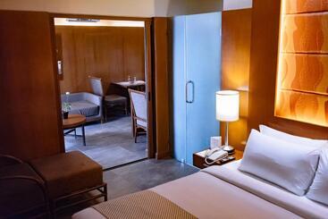 هتل Crown Regency Beach Resort