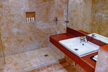 هتل Crown Regency Beach Resort