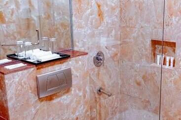 هتل Crown Regency Beach Resort