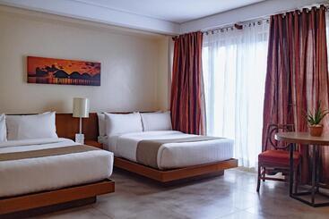هتل Crown Regency Beach Resort