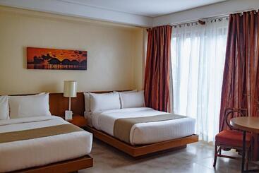هتل Crown Regency Beach Resort