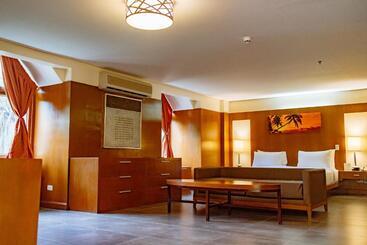 هتل Crown Regency Beach Resort
