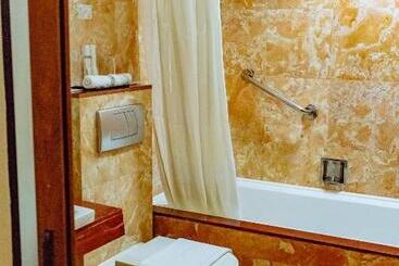 هتل Crown Regency Beach Resort
