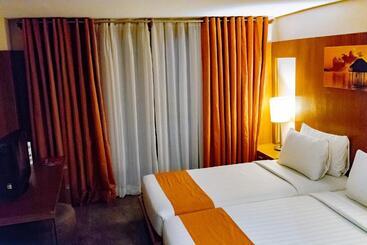 هتل Crown Regency Beach Resort