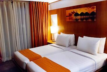 هتل Crown Regency Beach Resort