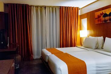 هتل Crown Regency Beach Resort